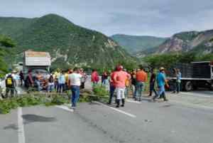 Habitantes de Estanques en Mérida trancaron autopista en protesta por el colapso de la vía