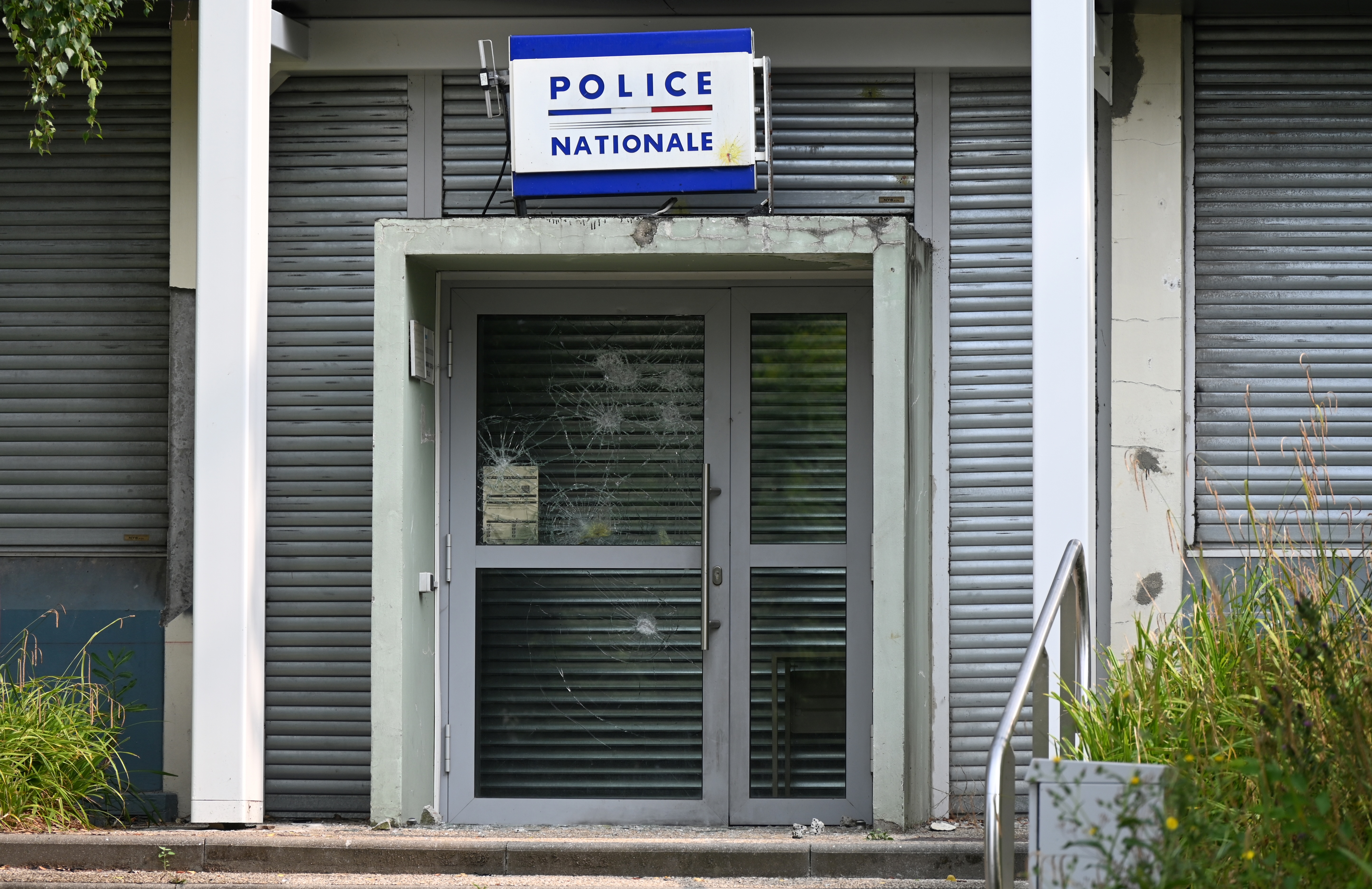 Fiscalía francesa pide cárcel para el policía que mató a tiros a un adolescente