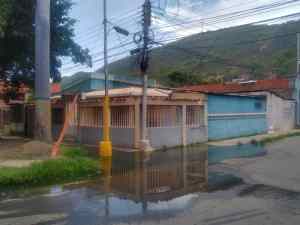 Puerto La Cruz: calles de Sierra Maestra se deterioran rápidamente por colapso de cloacas