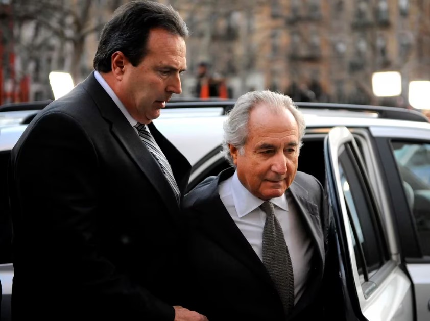El final de Bernie Madoff, el estafador de Wall Street: la muerte de sus dos hijos y el repudio de su esposa
