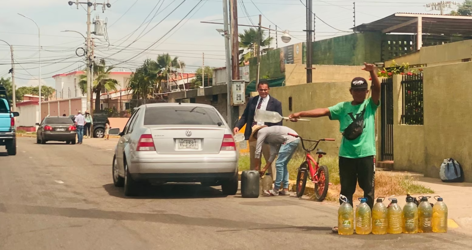 Ante la escasez de gasolina proliferan los “bachaqueros” en Zulia: un dólar por litro en la calle y a domicilio hasta dos