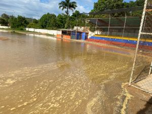 Rotura de tubería convirtió en una laguna al estadio de Cantarrana en Cumaná