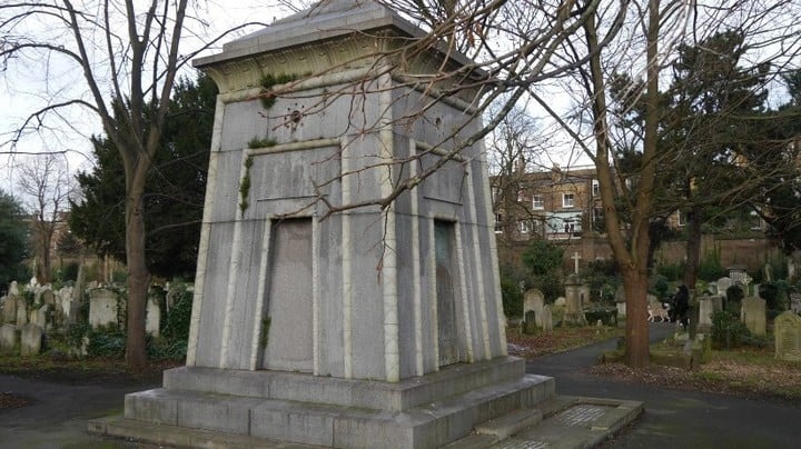 El mausoleo sin llave en un cementerio de Londres que ocultaría una máquina del tiempo