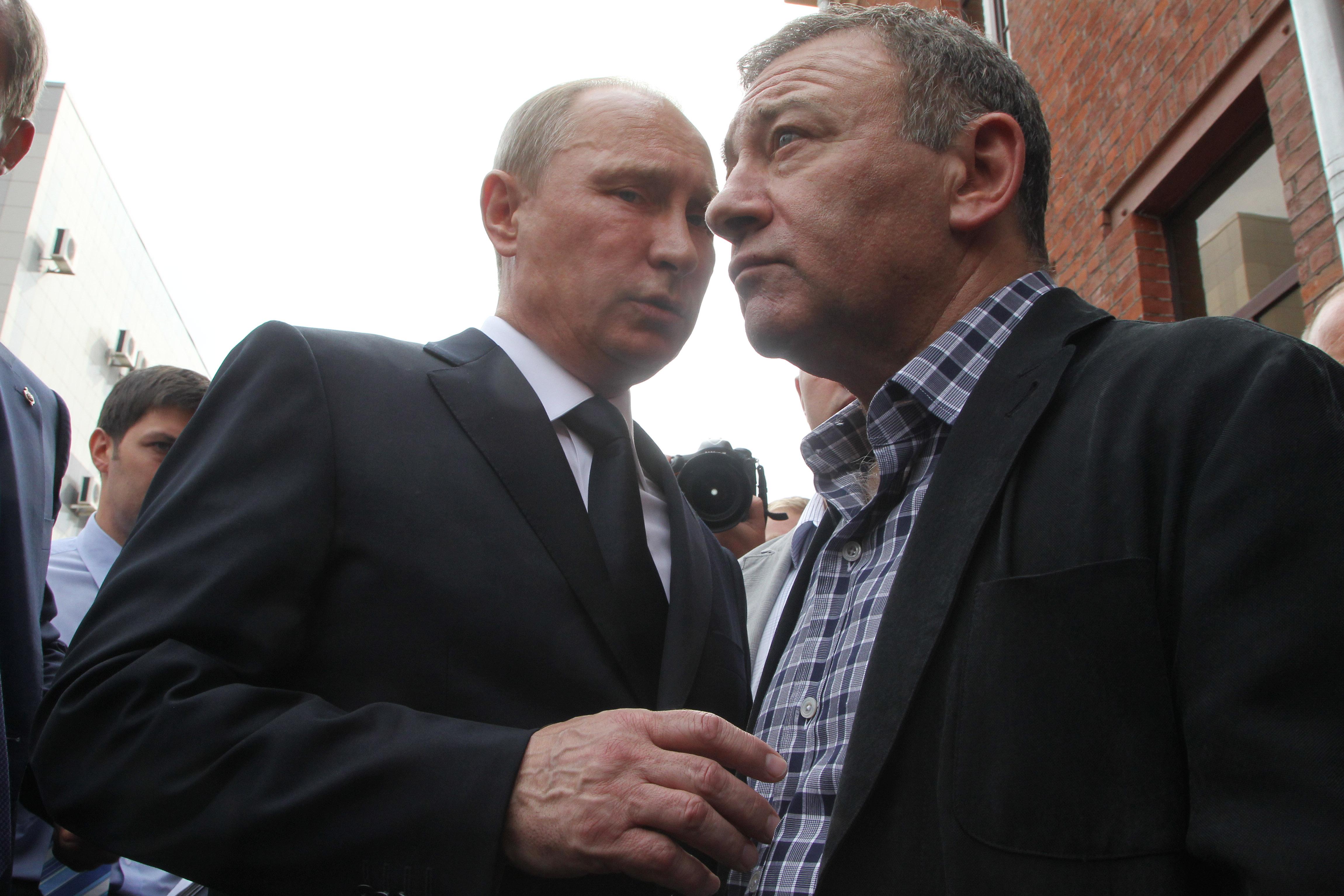 Qué papaya… así se protegen de las sanciones los oligarcas amiguitos de Putin