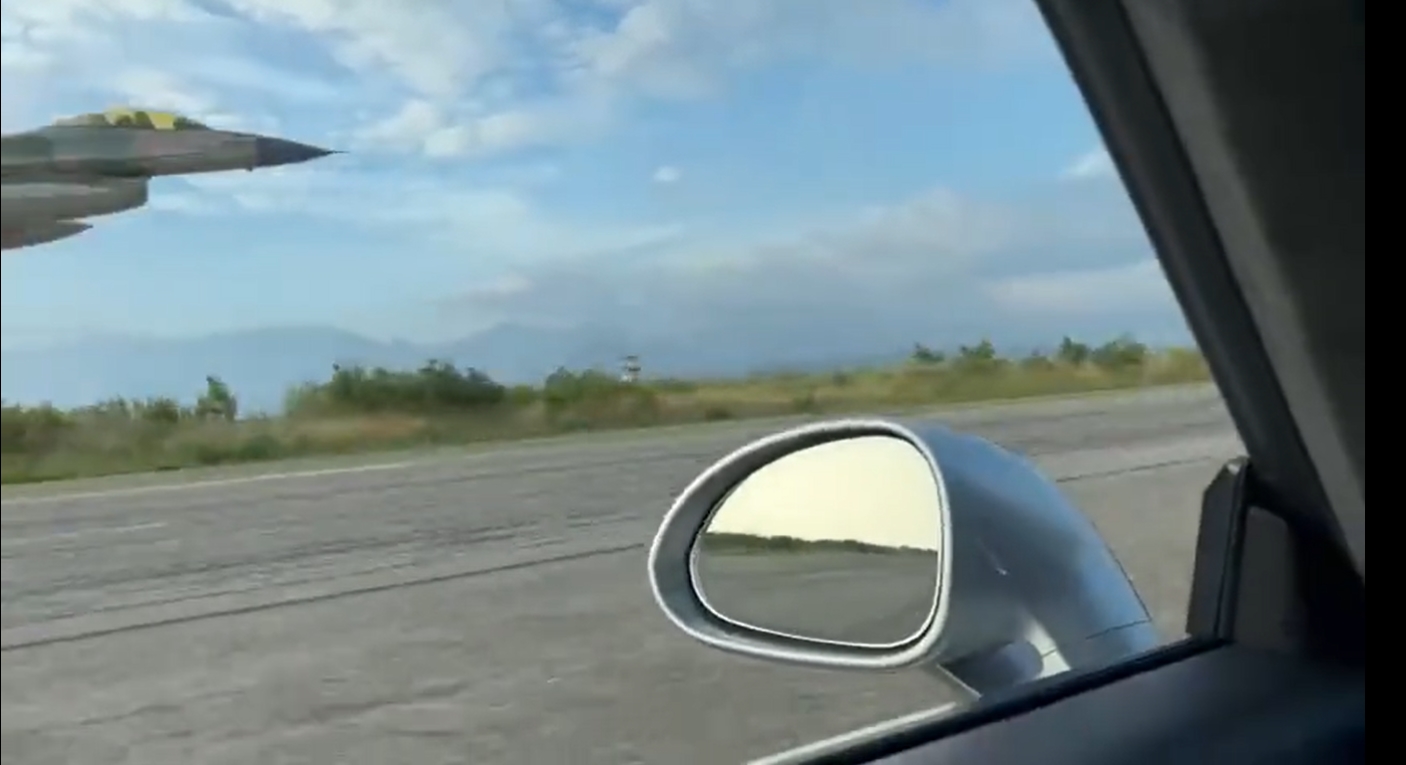 ¿Quién ganó? Un Porsche de carrera se retó con un F16 en base aérea de la Fanb y el desenlace fue impactante (VIDEO)