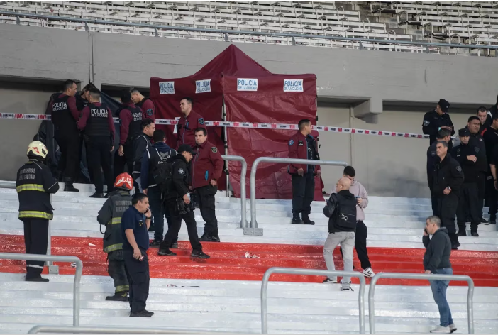 Tragedia en el Monumental: un hincha de River murió al caer desde la tribuna y el partido se suspendió