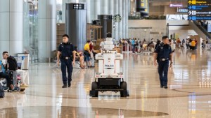 “Como sacado de Black Mirror”: Robots policía patrullan el aeropuerto de Singapur (VIDEO)