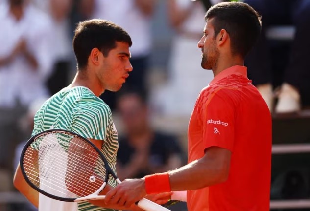 Alcaraz busca florecer en Wimbledon, el jardín del sempiterno Djokovic: “No es momento de tener miedo”
