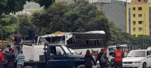 Autobús sin frenos se llevó por delante un módulo de la PNB en la Redoma de La India (FOTOS)