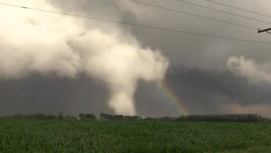 Belleza entre el caos: Enorme tornado formó un arcoíris en el cielo de Illinois (VIDEO)