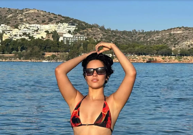 Desde las playas de Grecia, Camila Cabello presumió sus curvas con este bikini chiquito (UFFF)