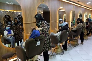 Régimen talibán prohíbe los salones de belleza en Afganistán