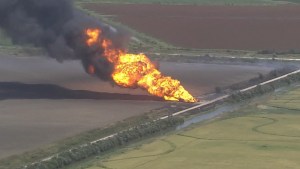 Rotura de oleoducto provocó incendio en campo petrolero de Texas (Video)