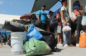 Migrantes se niegan a abandonar un campamento en el río Bravo, pese a los crecientes riesgos