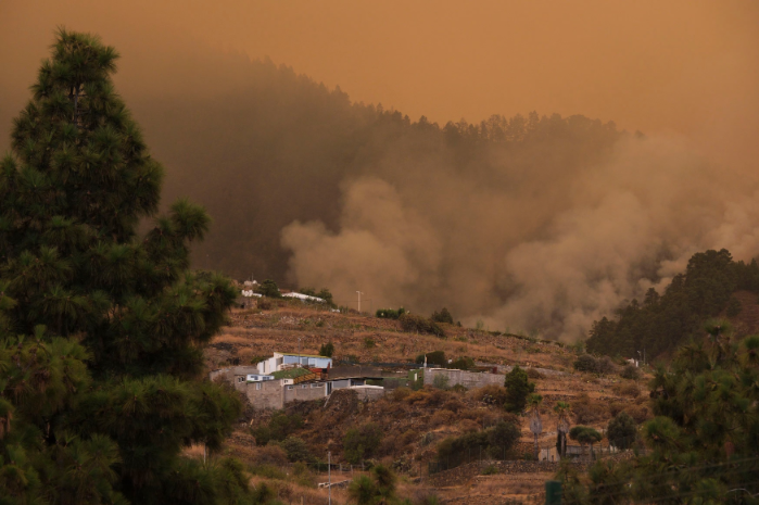 Miles de personas evacuadas y casi cuatro mil hectáreas consumidas tras el infernal incendio en Tenerife