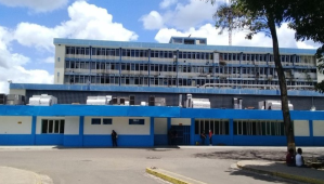 Parió sus morochos a las puertas del hospital de San Juan de los Morros, sumido en la crisis (VIDEO)