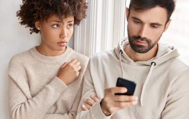 Qué es phubbing, la práctica de las parejas que genera discusiones por culpa del celular