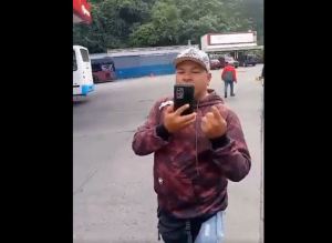 Colectivos amenazan a conductores para fraguar reiterados chanchullos en gasolinera de Caricuao (Video)