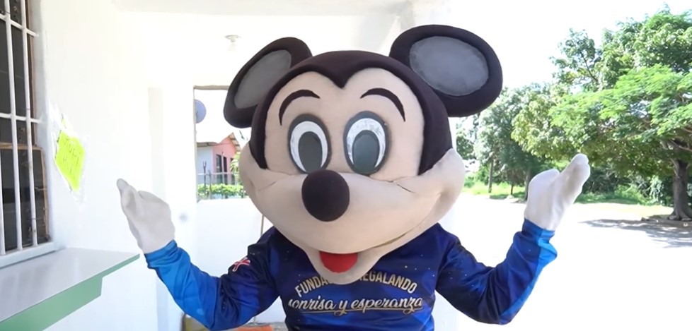 Mickey Mouse sube a una moto para repartir ayuda en Venezuela (Video)