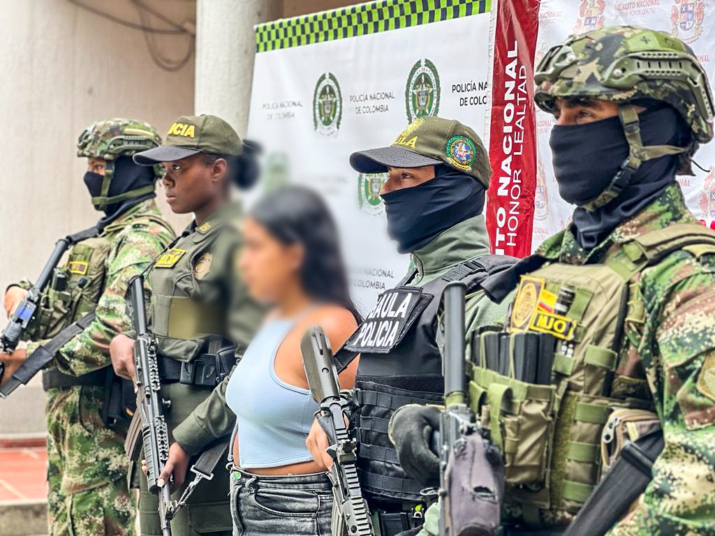 Pillaron a joven de 18 años con 200 folletos de las disidencias de las Farc y la capturaron (FOTO)