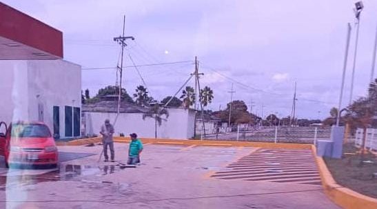 Conductores denuncian que gasolina presuntamente está mezclada con agua en bomba de Lagunillas