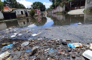 El agua “piche” gana terreno en Paraparal II: habitantes desesperados piden soluciones