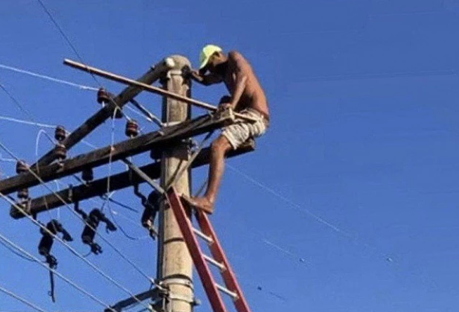 Fugitivo se trepó a un poste durante 24 horas y obligó a dejar sin luz a todo una comunidad