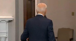 Joe Biden se aleja y le cierra la puerta a un periodista tras una pregunta incómoda sobre su hijo Hunter (VIDEO)
