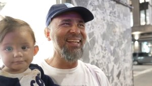 “Tienes que sonreír para no llorar”: Venezolanos claman por ayuda en medio de la crisis migratoria en Nueva York