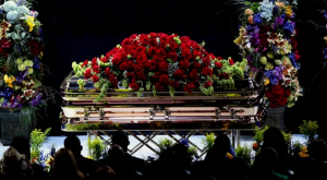 El entierro de Michael Jackson: un mega show, el ataúd bañado de oro y los macabros detalles de la autopsia