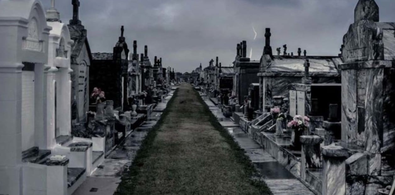 Una médium capturó en VIDEO a dos fantasmas en un cementerio (VIDEO)