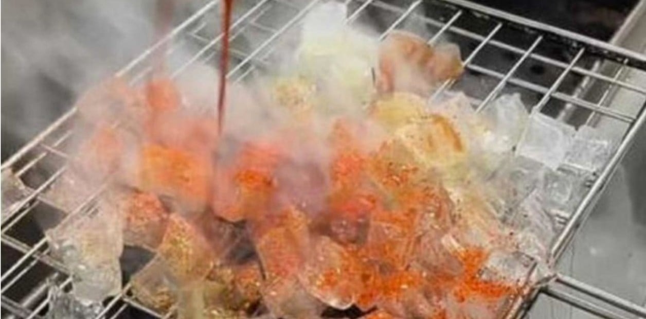 El nuevo y extraño plato chino: hielo a la parrilla (VIDEO)
