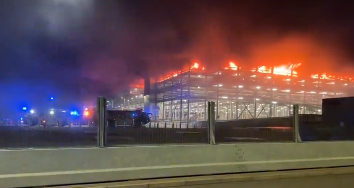 Gran incendio obligó a suspender todos los vuelos en aeropuerto londinense de Luton (Video)