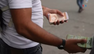 Compra y reventa de bolívares: la cara de la dolarización callejera en Venezuela (Video)