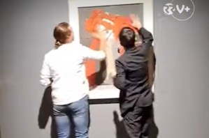 Activistas climáticos tiran pintura sobre un cuadro de Picasso en Lisboa (Video)
