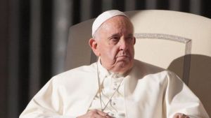 El papa Francisco acude a un hospital de Roma para una visita médica por su gripe