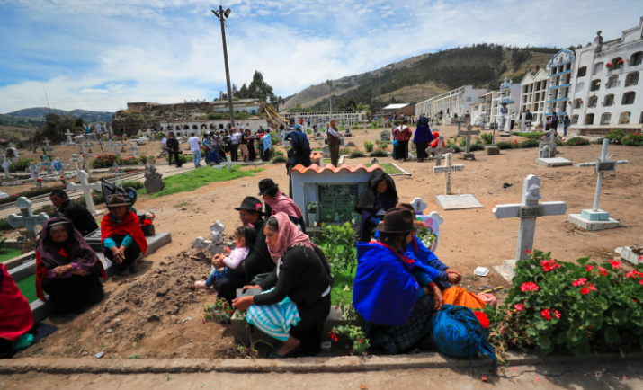 Los cementerios en Ecuador son una gran mesa para compartir manjares con los muertos
