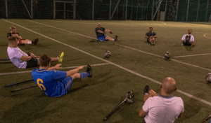 Soldados ucranianos amputados juegan al fútbol para superar el trauma de la guerra