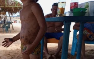 Oil spill reaches Falcón State’s beaches in western Venezuela, and tourists leave covered in crude oil