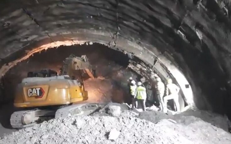 Continúan las operaciones para rescatar a 40 trabajadores atrapados en un túnel en India