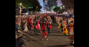Al ritmo de “Thriller” de Michael Jackson bailaron cientos de personas en el desfile de Halloween en Nueva York (VIDEO)