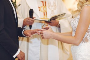 VIDEO: Un joven agarró un micrófono en su boda y sorprendió a sus suegros con un hermoso gesto