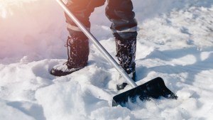 Nueva York busca personas que limpien la nieve en este invierno: el monto que pagan por hora