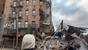 VIDEOS: El momento en el que se derrumba parte de un edificio residencial en Nueva York