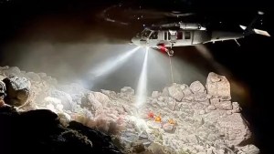 El rescate de un excursionista atrapado bajo una enorme roca durante siete horas en California