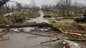 Buscan sobrevivientes y examinan los daños después de que tornados dejaran un rastro mortal en Tennessee