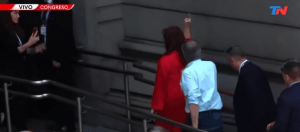 El HORRIBLE gesto que hizo Cristina Fernández al entrar al congreso durante la investidura de Milei (VIDEO)