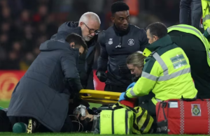 Máxima preocupación en la Premier League: el capitán del Luton Town se desplomó en la cancha y suspendieron el partido