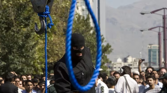 El régimen de Irán ejecutó a tres hombres y una mujer acusados de espiar para Israel