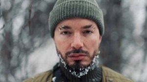 J Balvin viajó a Alaska para cantar en la nieve con el corazón roto (VIDEO)